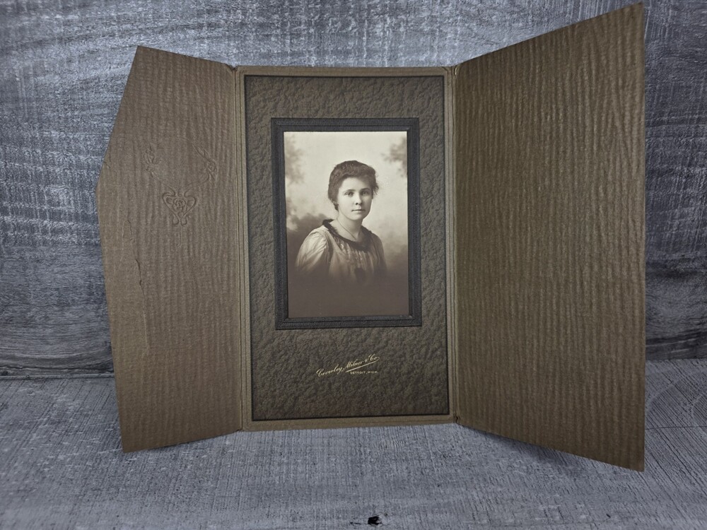 Antique Edwardian Young Woman Portrait Photo Crowley Milner Detroit 197.26